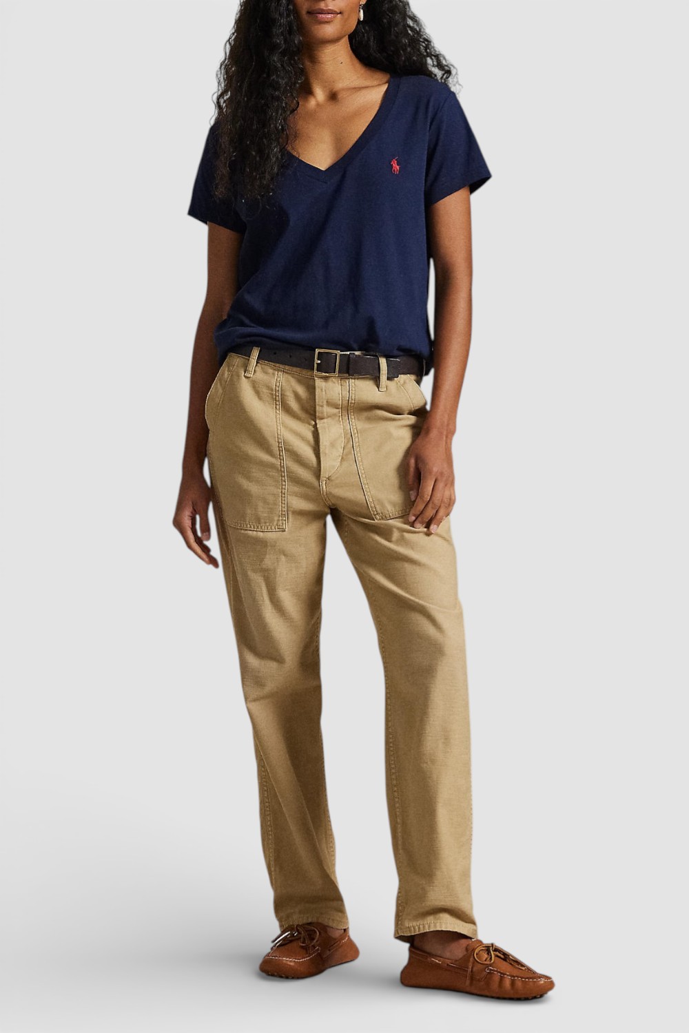 תמונת כל הלוק של חולצת טי